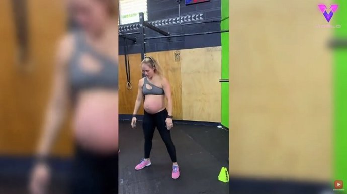 Una mujer embarazada entrena a crossfit semanas antes de dar a luz