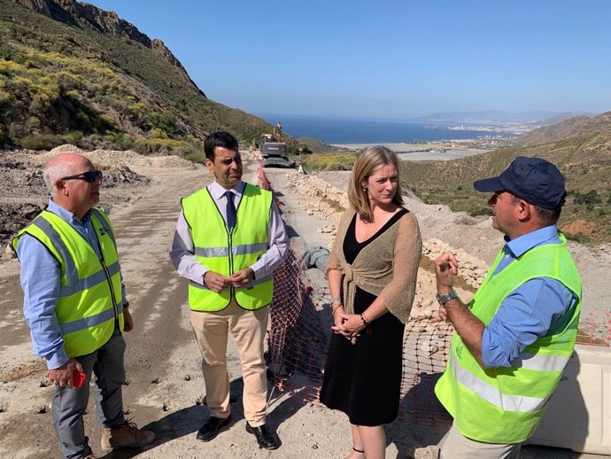 El consejero de Fomento e Infraestructuras, José Ramón Díez de Revenga, acompañado por la directora de Carreteras, María Casajús, y el concejal de Infraestructuras de Cartagena, Diego Ortega, y los técnicos de Carreteras