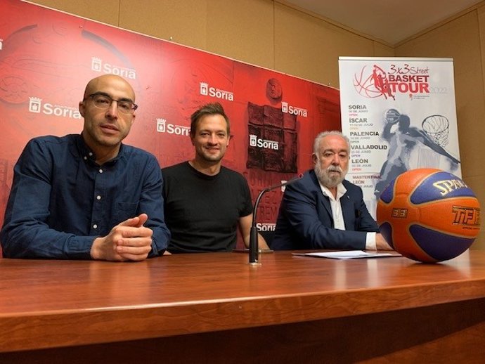 El delegado en Soria. Alejandro Calvo; el concejal Manu Salvador y el presidente autonómico, Óscar Castañeda.