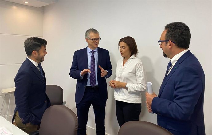 El consejero de Salud, Juan José Pedreño, y el presidente del Colegio Oficial de Odontólogos, Pedro Caballero