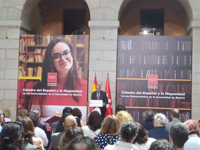 El consejero de Educación, Universidades y Ciencia, Enrique Ossorio, presenta la Cátedra del Español y la Hispanidad.