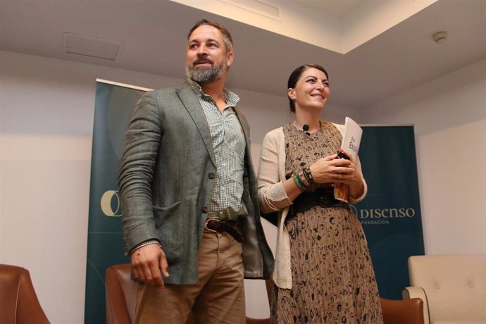 El presidente de Vox, Santiago Abascal, y la candidata a la Presidencia de la Junta, Macarena Olona