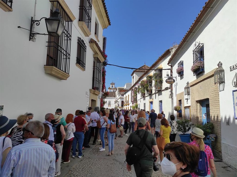 Turistas que esperan para entrar a visitar patios de San Basilio, en Córdoba, en una imagen de archivo.