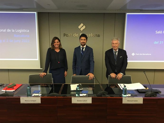 (i-d) La directora general del Consorci de la Zona Franca, Blanca Sorigué, el presidente del Puerto de Barcelona, Dami Calvet, y el responsable de relaciones externas del Puerto, Manuel Galán
