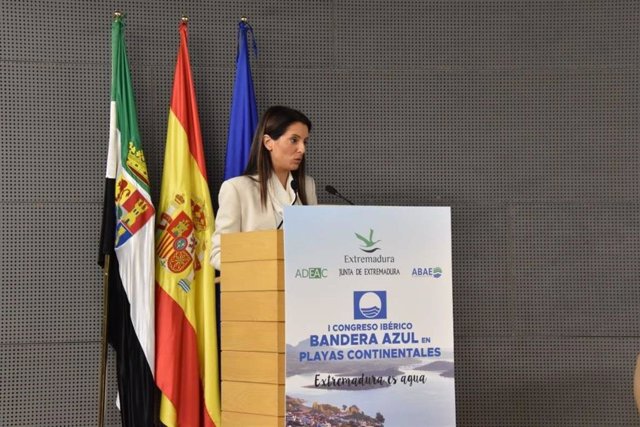La consejera de Cultura, Turismo y Deporte, Nuria Flores, en el congreo de banderas azules en playas de interior celebrado en Mérida.