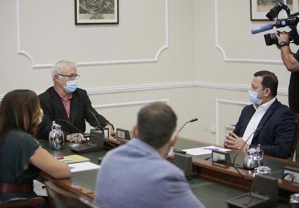 Archivo - Imagen de archivo del alcalde de Valncia, Joan Ribó, y el presidente del Valencia CF, Anil Murthy, durante una reunión. 