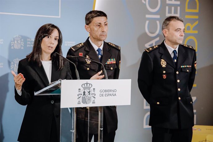 La delegada del Gobierno en la Comunidad de Madrid, Mercedes González, y el jefe superior de Policía de Madrid, Manuel Soto Seoane (c), ofrecen datos sobre el 'Plan de Actuación contra las bandas juveniles', en la Delegación del Gobierno.