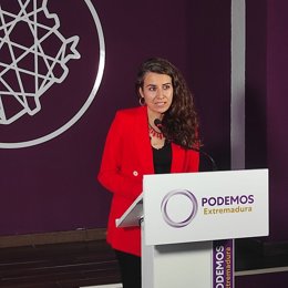 La coordinadora de Podemos Extremadura, Irene de Miguel, en rueda de prensa en Mérida