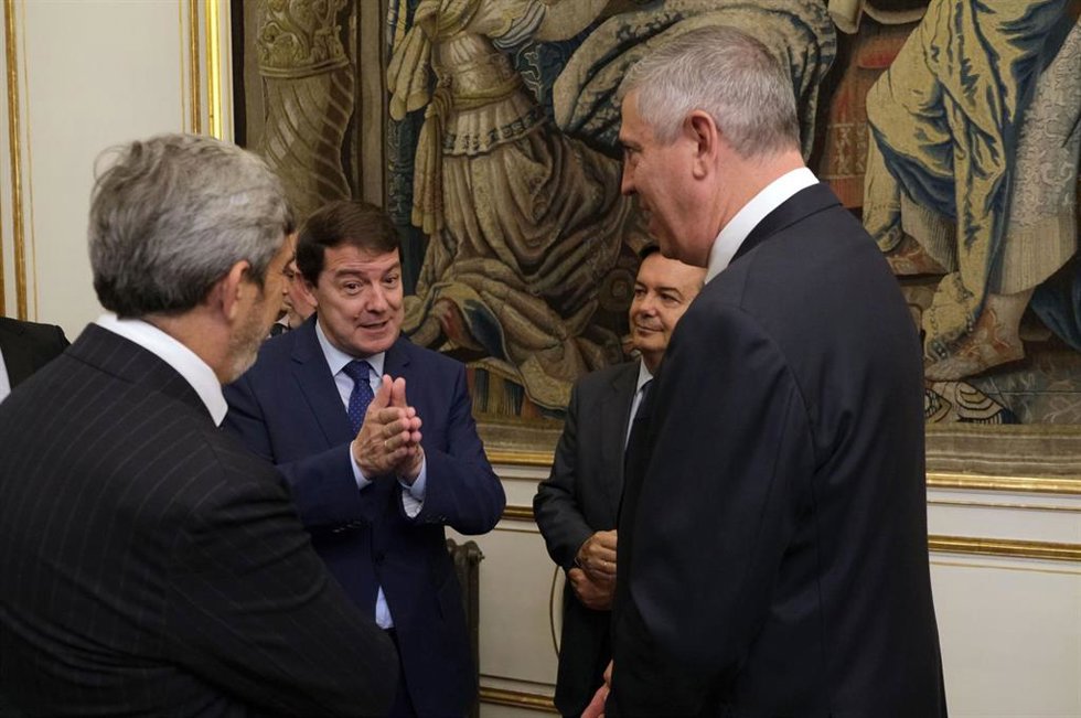 De los Mozos, el más alto de todos, conversa con el presidente de Castilla y León.