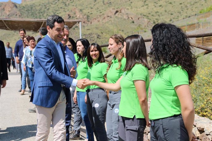 Moreno saluda a las trabajadores de la Geoda Gigante de Pulpí antes de su visita al monumento natural