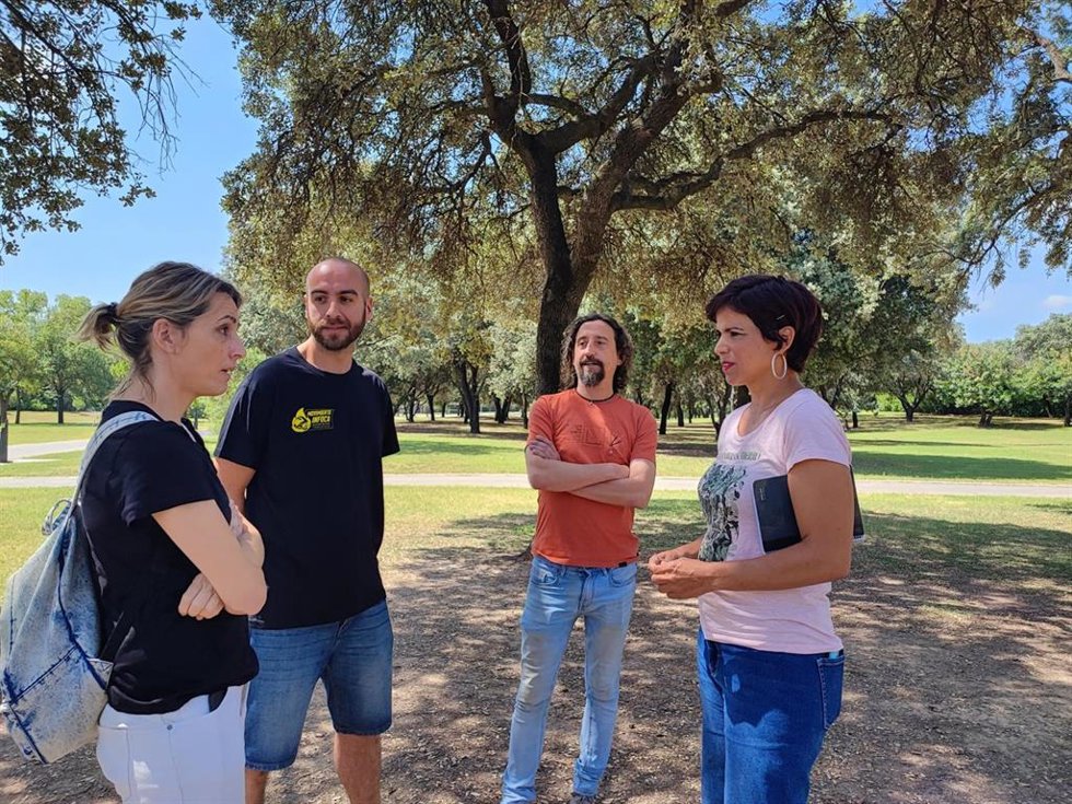 La candidata de Adelante Andalucía, Teresa Rodríguez, se ha reunido este lunes con representantes de los trabajadores del Infoca.