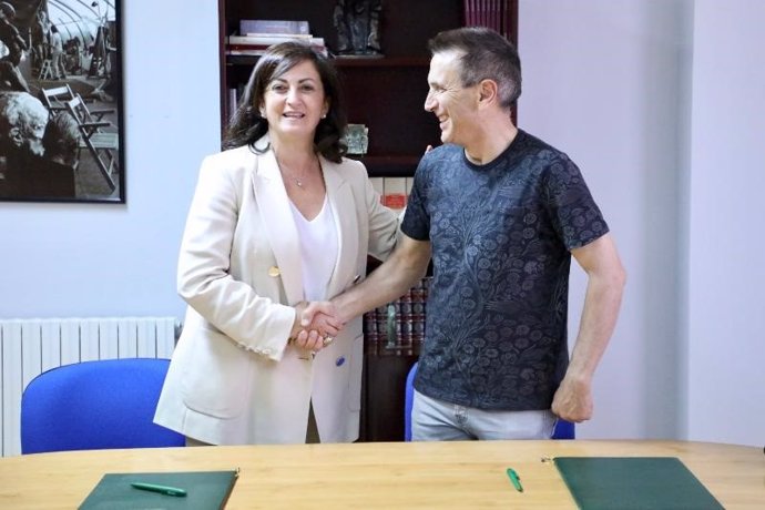 La presidenta del Gobierno regional, Concha Andreu, ha firmado esta mañana un convenio con el alcalde de Aldeanueva, Ángel Fernández