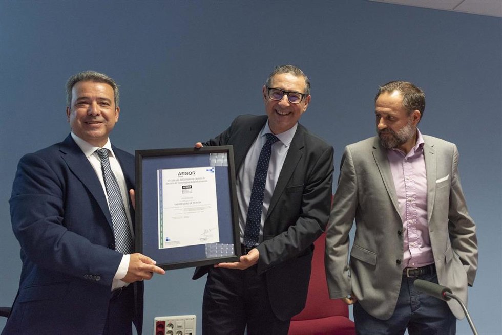 Ángel Luis Sánchez Cerón, director de la Región Mediterránea de AENOR, entrega al rector de la UMU, José Luján, la certificación en presencia del vicerrector, Pedro Miguel Ruiz