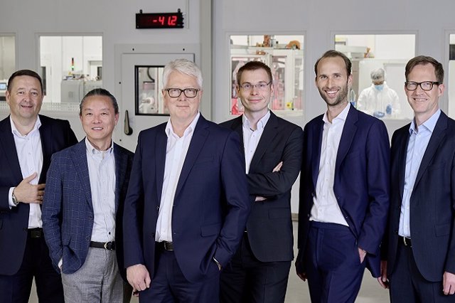 Comité executiu de la nova empresa de bateries de Volkswagen: Jörg Teichmann, Soonho Ahn, Frank Blome, Sebastian Wolf, Kai Alexander Müller, Sebastian Krapoth