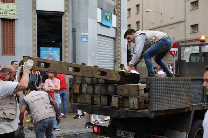 Archivo - Operarios de la Carpintería Hermanos Aldaz desmontan el vallado del encierro de los Sanfermines 2019.