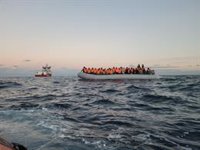 Rescatadas 75 personas en una embarcación frente a las costas de Libia