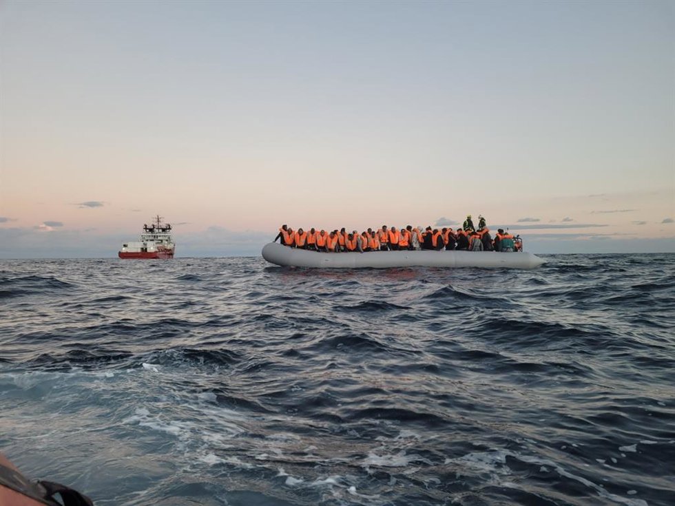 Archivo - El 'Ocean Viking' rescata a decenas de migrantes en el Mediterráneo