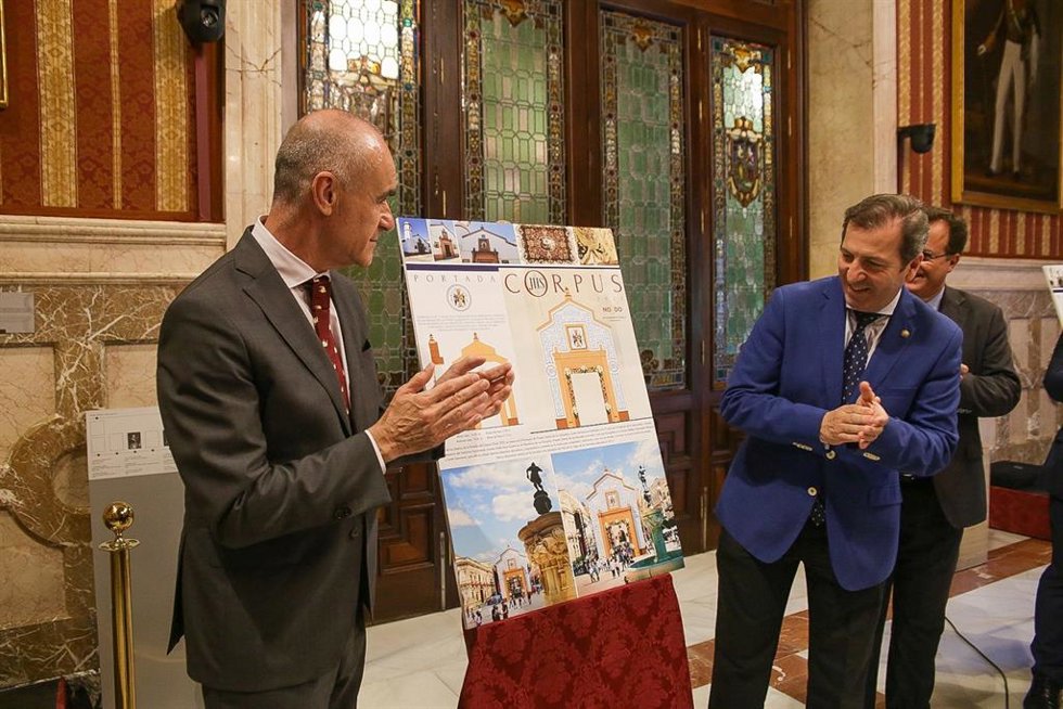 El alcalde de Sevilla, en la presentación de las portadas del Corpus de la Plaza San Francisco.