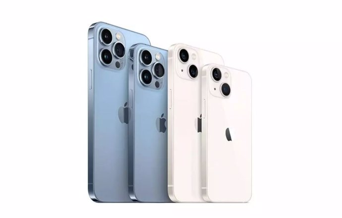 Los cuatro modelos de la familia iPhone 13: Pro Max, Pro, estándar y Mini, de izquierda a derecha