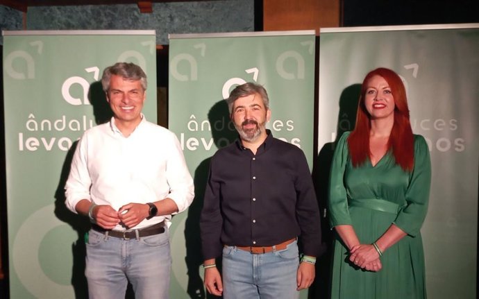 El candidato de Andaluces Levantaos a la Junta, Modesto González, en el centro en una foto de archivo.