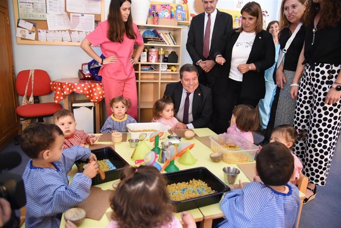 El presidente de C-LM en la Escuela Infantil 'El Alfar' de Talavera de la Reina.