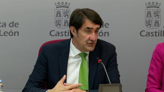 Suárez-Quiñones interviene en rueda de prensa.