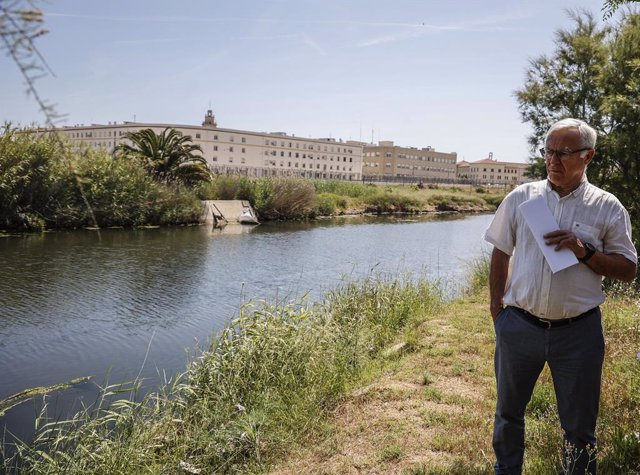 L'alcalde de València, Joan Ribó, durant la seua visita als terrenys del futur Parc de Desembocadura. 