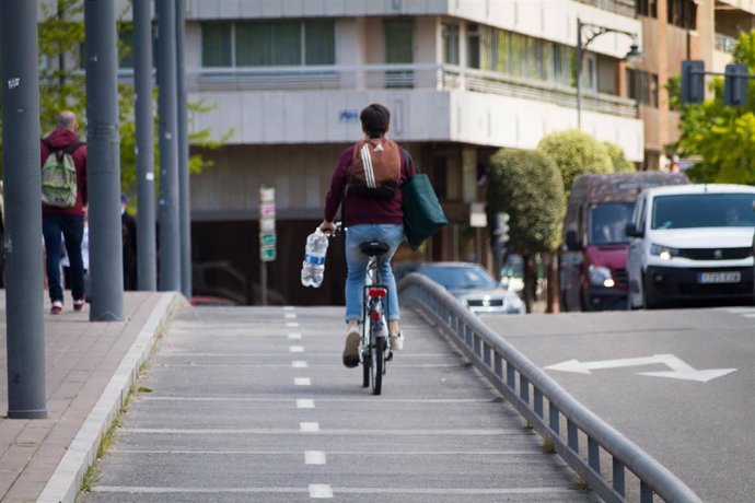 Archivo - Ciclista transita por un carril bici en Valladolid.