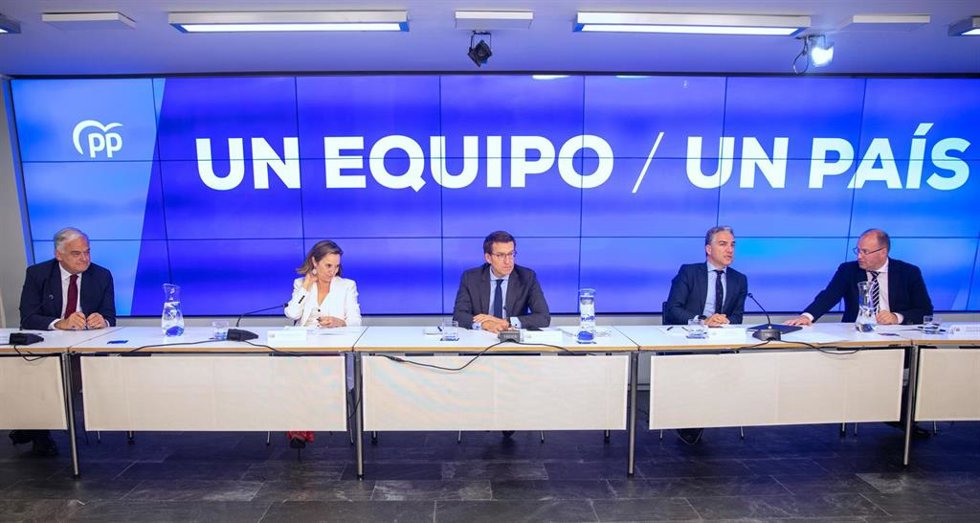 (I-D) La secretaria general del Partido Popular y portavoz del Grupo Parlamentario Popular en el Congreso, Cuca Gamarra; el presidente del Partido Popular, Alberto Núñez Feijóo y el coordinador general del PP y candidato por Málaga al Parlamento andaluz