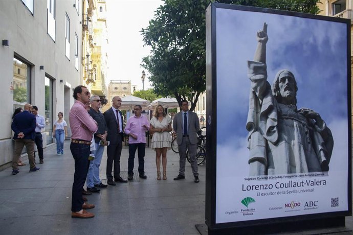 Antonio Muñoz, en la muestra urbana de Coullaut-Valera a través de los mupis de la avenida de la Constitución.
