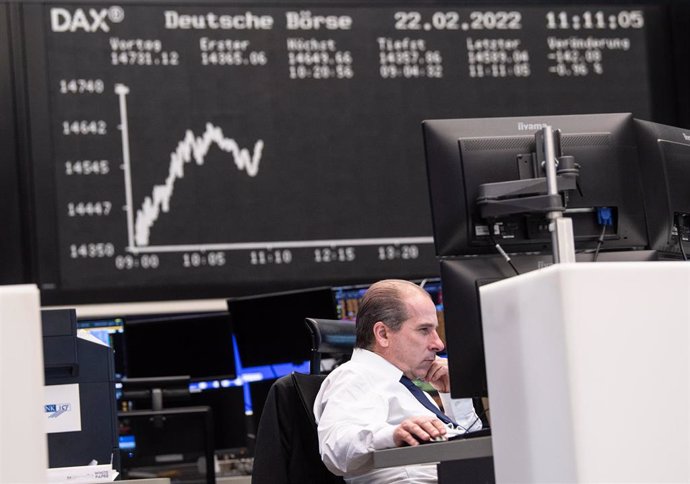 Archivo - 22 February 2022, Hessen, Frankfurt_Main: A trader looks at his monitors in the trading room of the German Stock Exchange (Deutsche Brse) in Frankfurt. The conflict in eastern Ukraine is not sparing the stock markets. Photo: Boris Roessler/dpa