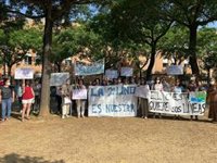 La AMPA del Ángeles Cuesta de Marchena (Sevilla) protesta en la Junta reclamando mantener sus dos líneas de tres años