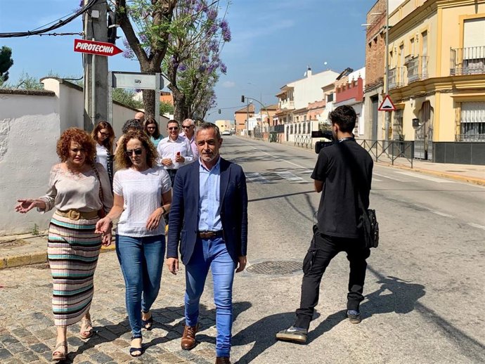 El secretario de Organización del PSOE Sevilla y candidato a las elecciones andaluzas, Rafael Recio, en Benacazón con los candidatos a las elecciones andaluzas del próximo 19 de junio Adela Castaño, Gaspar Llanes y Encarnación Martínez.