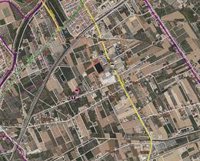 Bomberos tratan de extinguir el incendio declarado en un huerto de Beniel (Murcia)