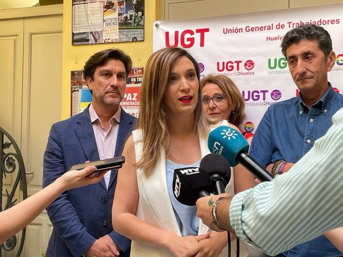 La candidata número por el PSOE de Huelva al Parlamento andaluz, María Márquez, atiende a los medios antes de mantener una reunión con el sindicato UGT.