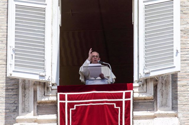 El Papa en el rezo del Regina Coeli