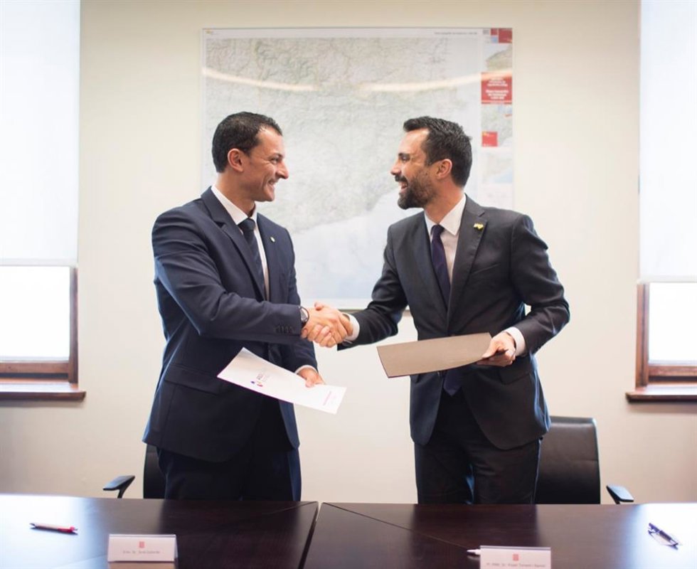 El conseller de Empresa y Trabajo de la Generalitat, Roger Torrent, y el ministro de Presidencia, Economía y Empresa de Andorra, Jordi Gallardo, en la firma del convenio