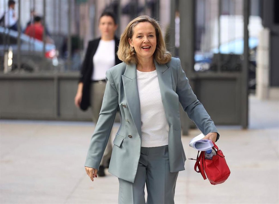La vicepresidenta primera y ministra de Asuntos Económicos, Nadia Calviño, a su llegada a una sesión de control, en el Congreso de los Diputados, a 11 de mayo de 2022, en Madrid (España). El pleno está marcado por las preguntas de la oposición al Ejecut