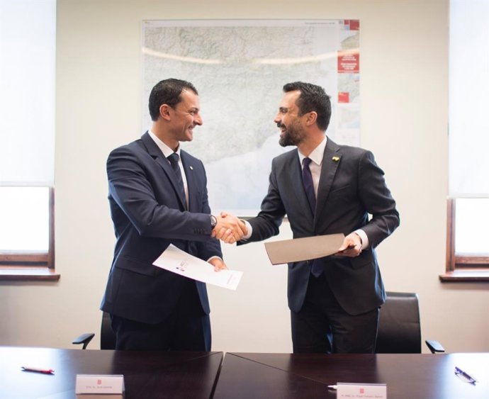 El conseller d'Empresa i Treball de la Generalitat, Roger Torrent, i el ministre de Presidncia, Economia i Empresa d'Andorra, Jordi Gallardo, en la signatura del conveni