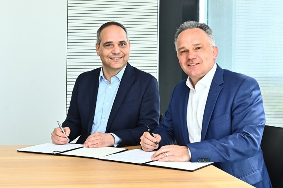 V.L.N.R.: Yaris Pürsün, Leiter der globalen Produktion von Antriebskomponenten für Daimler Truck, Martin Drasch, CEO Manz AG From left to right: Yaris Pürsün, Head of Global Powersystems Operation Daimler Truck, Martin Drasch, CEO Manz AG