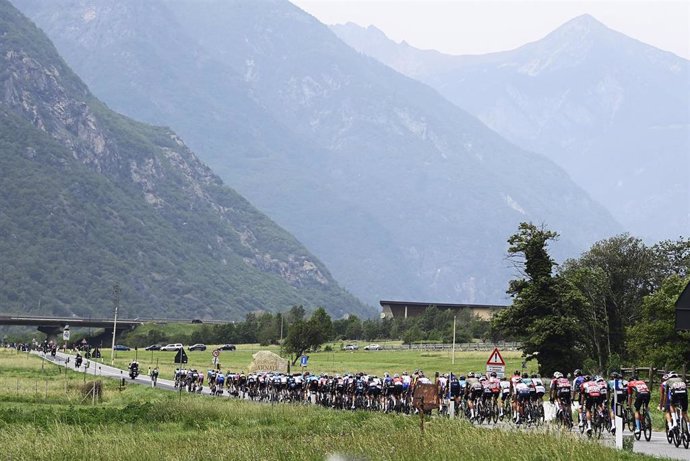 22 May 2022, Italy, Cogne: Cyclists compete in the 15th stage of the 105th edition of the Giro d'Italia cycling race, 177 km from Rivarolo Canavese to Cogne. Photo: Fabio Ferrari/LaPresse via ZUMA Press/dpa