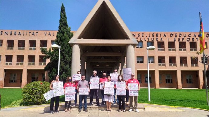 El sindicat UGT Ensenyament del País Valenci i la Plataforma de Docents No als mbits Imposats presenten 3.400 firmes de professors contra l'"agrupació forosa" de matries