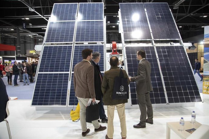 Archivo - Paneles de energía solar térmica en GENERA 2021