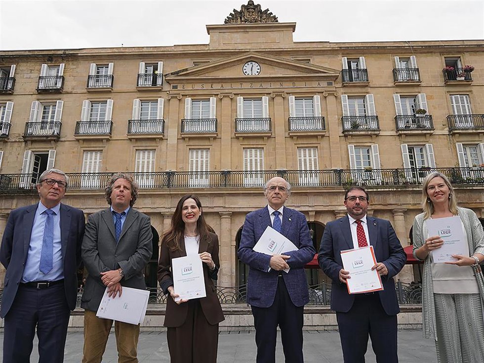 El presidente del Parlamento de Navarra, Unai Hualde, participa en la presentación de la exposición itinerante de textos jurídicos en euskera 'Hitzak lege'.