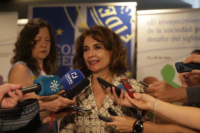 La ministra de Hacienda y Función Pública, María Jesús Montero, atiende a medios antes de participar en la clausura del XII Congreso Notarial Español 'El envejecimiento de la sociedad: principal desafío del siglo'.a 20 de mayo 2022 en Málaga (Andalucía,