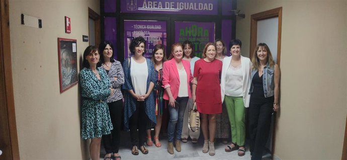 La directora del Instituto de las Mujeres, Antonia Morillas, visita la costa de Granada