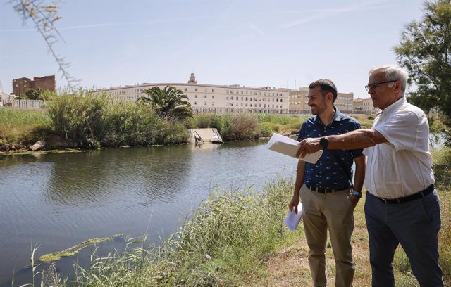 El vicealcalde de València i regidor d'Ecologia Urbana, Sergi Campill i l'alcalde de la ciutat, Joan Ribó, durant la seua visita als terrenys del futur Parc Desembocadura. 