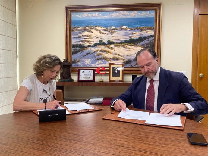 El presidente de la Fundación Caja Rural del Sur, José Luis García-Palacios Álvarez, y Mercedes Molina, presidenta de Autismo Sevilla, firman el convenio de colaboración.