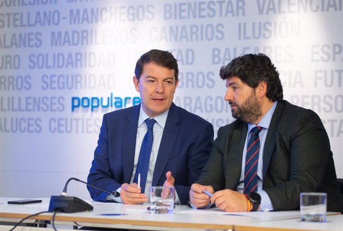 El presidente de la Junta de Castilla y León, Alfonso Fernández Mañueco (i) y el presidente de la Región de Murcia, Fernando López Miras (d), durante la reunión del Comité Ejecutivo Nacional del PP, en la sede del partido, a 23 de mayo de 2022, en Madri