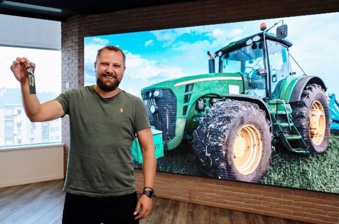 El agricultor Tomy Rohde con las llaves de su nuevo tractor.